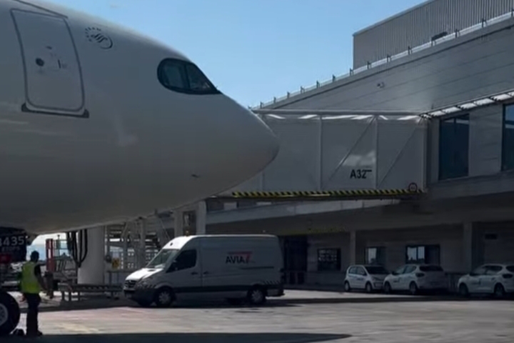 Boeing 737-800 involved in Ryanair window incident