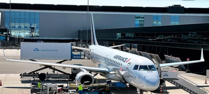 Flight FR4007 diverted to Paris Beauvais Airport after mid-air emergency