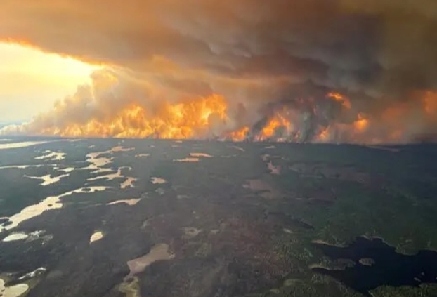 Ontario wildfire firefighting helicopter in action
