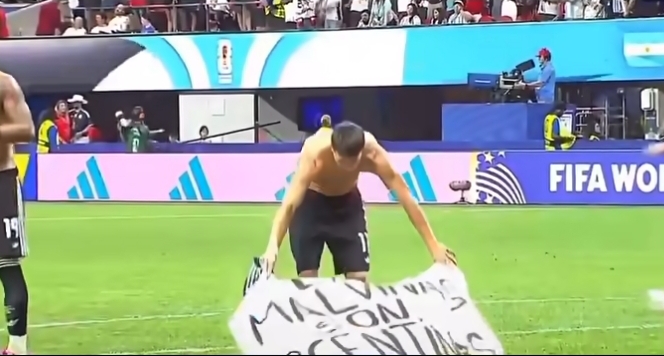 Argentina players holding the "Las Malvinas Son Argentinas" banner after defeating England in the 2026 FIFA World Cup semi-final.