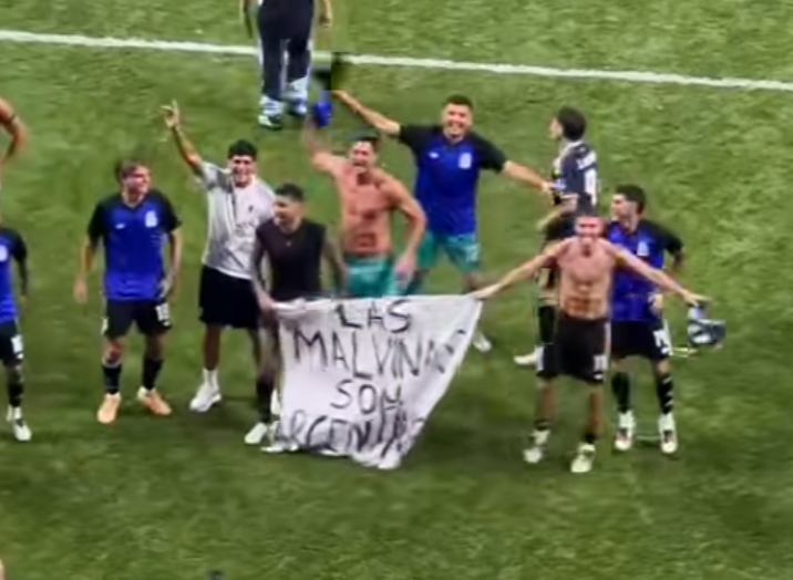 Argentina and England players competing in the 2026 FIFA World Cup semi-final before the Falklands banner controversy.