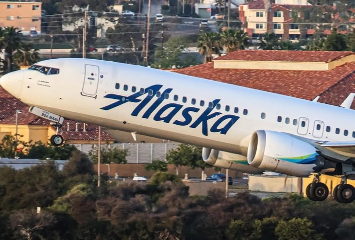Boeing 787-9 Dreamliner on the runway after Alaska Airlines emergency