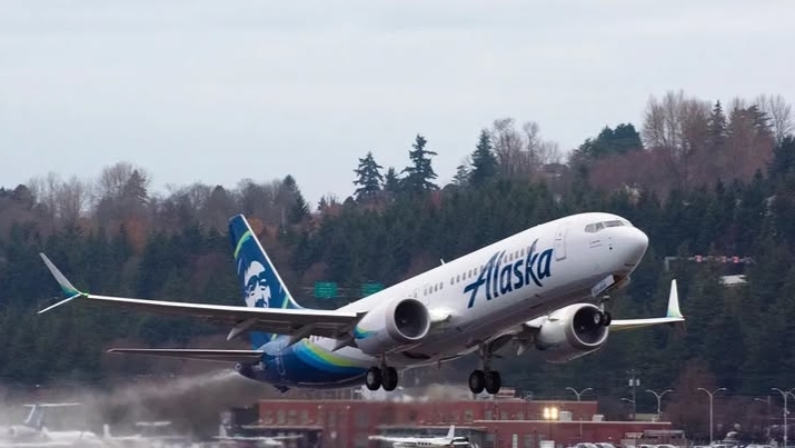 Alaska Airlines Boeing 787-9 Dreamliner during emergency landing operation