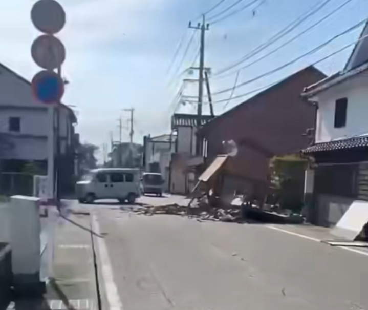 Emergency inspection underway at Kumamoto Castle following powerful Japan earthquake