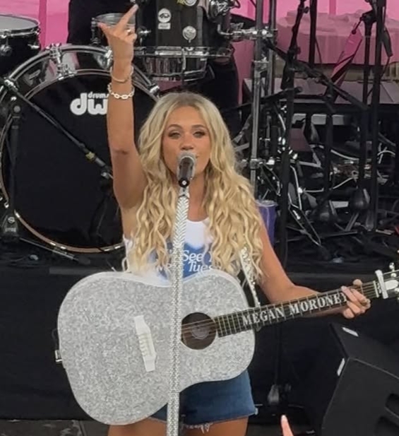 Megan Moroney apologizing to fans after cancelling her Denver concert mid-set.
