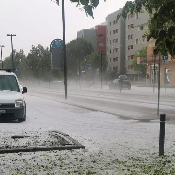 Grandine oggi forecast showing hail and storm clouds