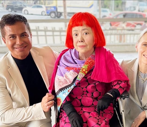 Yayoi Kusama portrait at an art exhibition